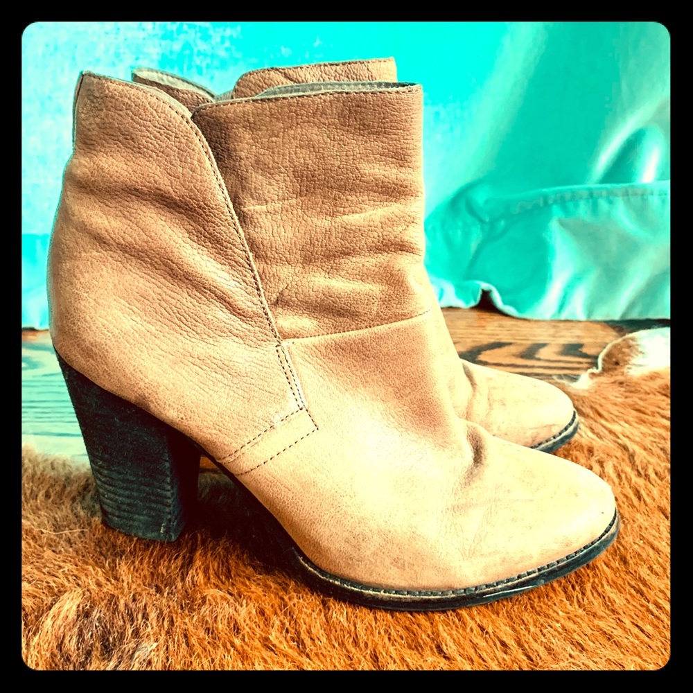 Vince Camuto brown ankle boots size 8